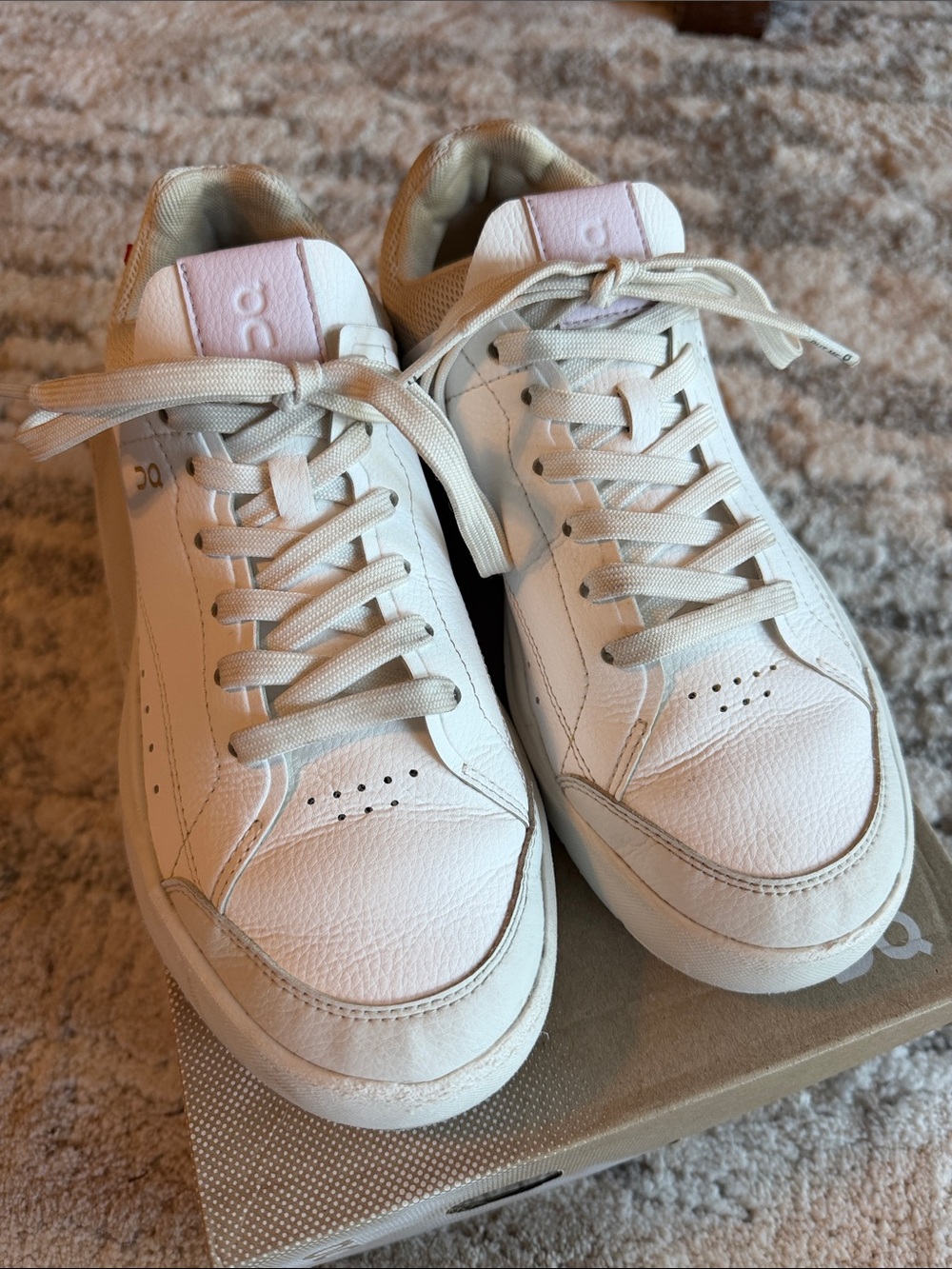 On Cloud The Roger Centre Court Women’s Shoes. Size 7.5. White|Lily